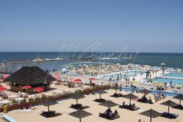 Image du Maroc Professionnelle de  Le Kon-Tiki piscines publiques sur la corniche de Aïn Diab à Casablanca. Casablancais et visiteurs se dirigent vers la corniche quand la météo est favorable à la baignade. A une époque pas si lointaine plusieurs piscine’s fleurissent sur  cette corniche  toutes, plus sportives, plus élitistes les unes que les autres. Elles étaient même plus nombreuses qu’aujourd’hui certaines ont disparu comme les sables d’or, la piscine municipale Georges Orthlieb etc… Dimanche 7 Juin 2009. (Photo / Abdeljalil Bounhar)

 